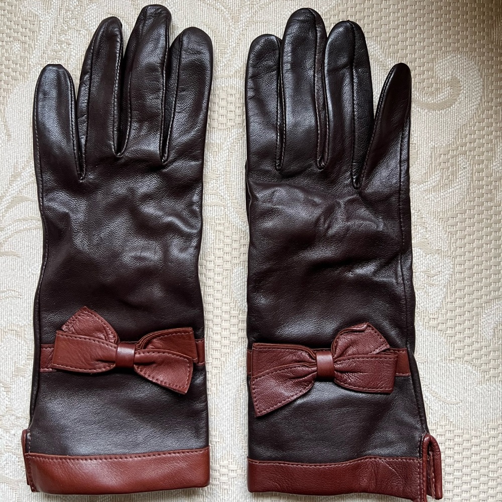 Women’s soft brown leather gloves with bow